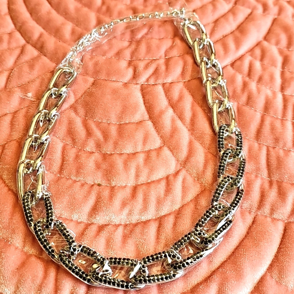 New chain necklace embedded with black Austrian crystals